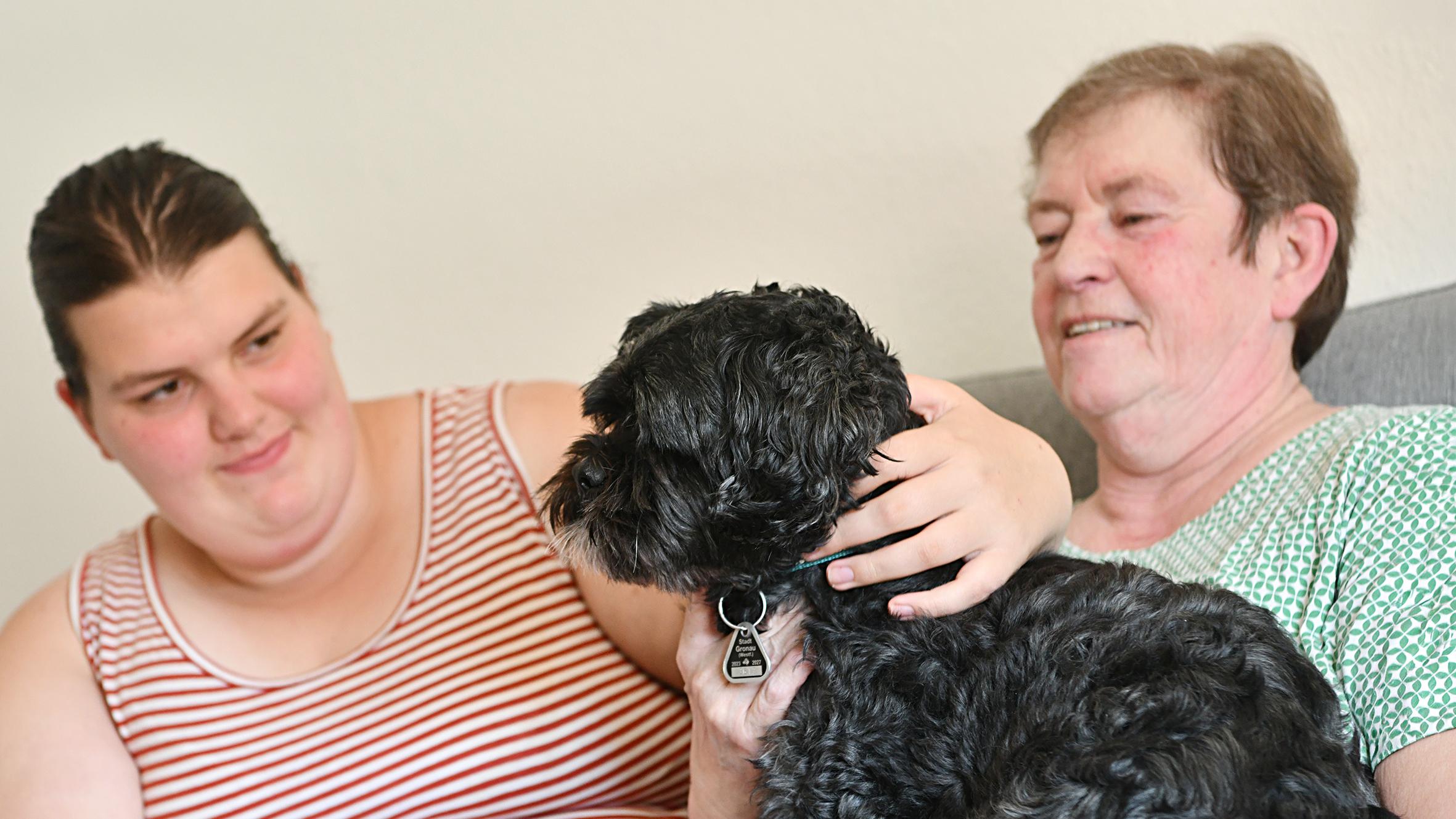 Mit Hund Gismo auf dem Sofa der Oma: Michelle Asbrock lebt seit mehr als zehn Jahren bei ihrer Großmutter Sabine Asbrock.