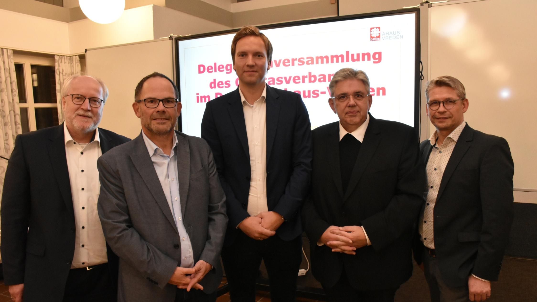 Julian Boonk (M.) ist neues Mitglied im Caritasrat. Der 32-jährige Ahauser wurde in der Delegiertenversammlung des Caritasverbandes Ahaus-Vreden einstimmig als Nachfolger von Gerd Hilbing gewählt. Das Foto zeigt Julian Boonk, die Vorstände Matthias Wittland (l.), Hans-Peter Merzbach (2.v.l.) und Peter Schwack (r.) sowie den Vorsitzenden des Caritasrates, Pfarrer Stefan Scho (2.v.r.).