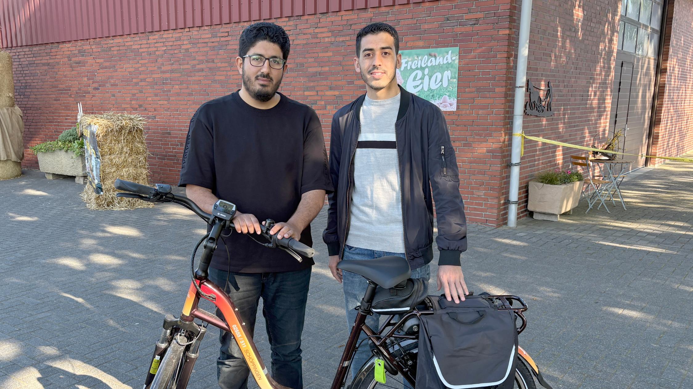 Die beiden Marokkaner Mohamed Abrakani (l.) und Ali Sarassar sind am 1. April beim Caritasverband Ahaus-Vreden in ihre Ausbildung zum Pflegefachmann gestartet.
