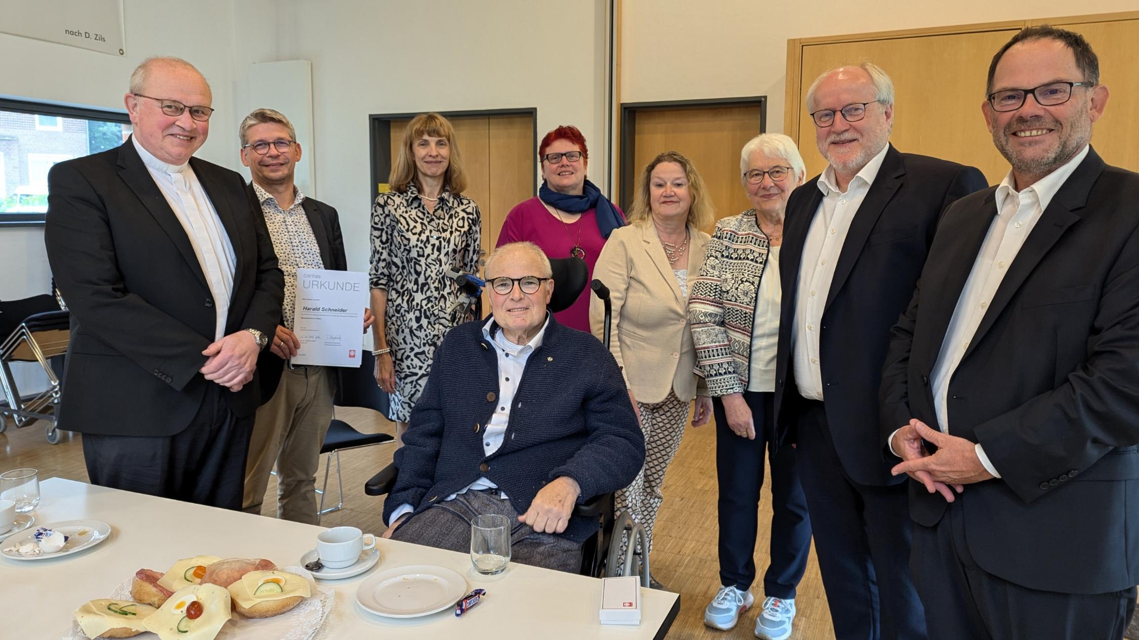 Diakon Harald Schneider im Kreise von Pfarrer Josef Leyer, Peter Schwack (Vorstand), Christa Feldkamp (Caritasrat), Mechtild Sicking (Pastoralreferentin), Christel Mers (Gemeindecaritas), Irmgard Laarveld (Dienst am Nächsten), sowie den Caritas-Vorständen Matthias Wittland und Hans-Peter Merzbach.