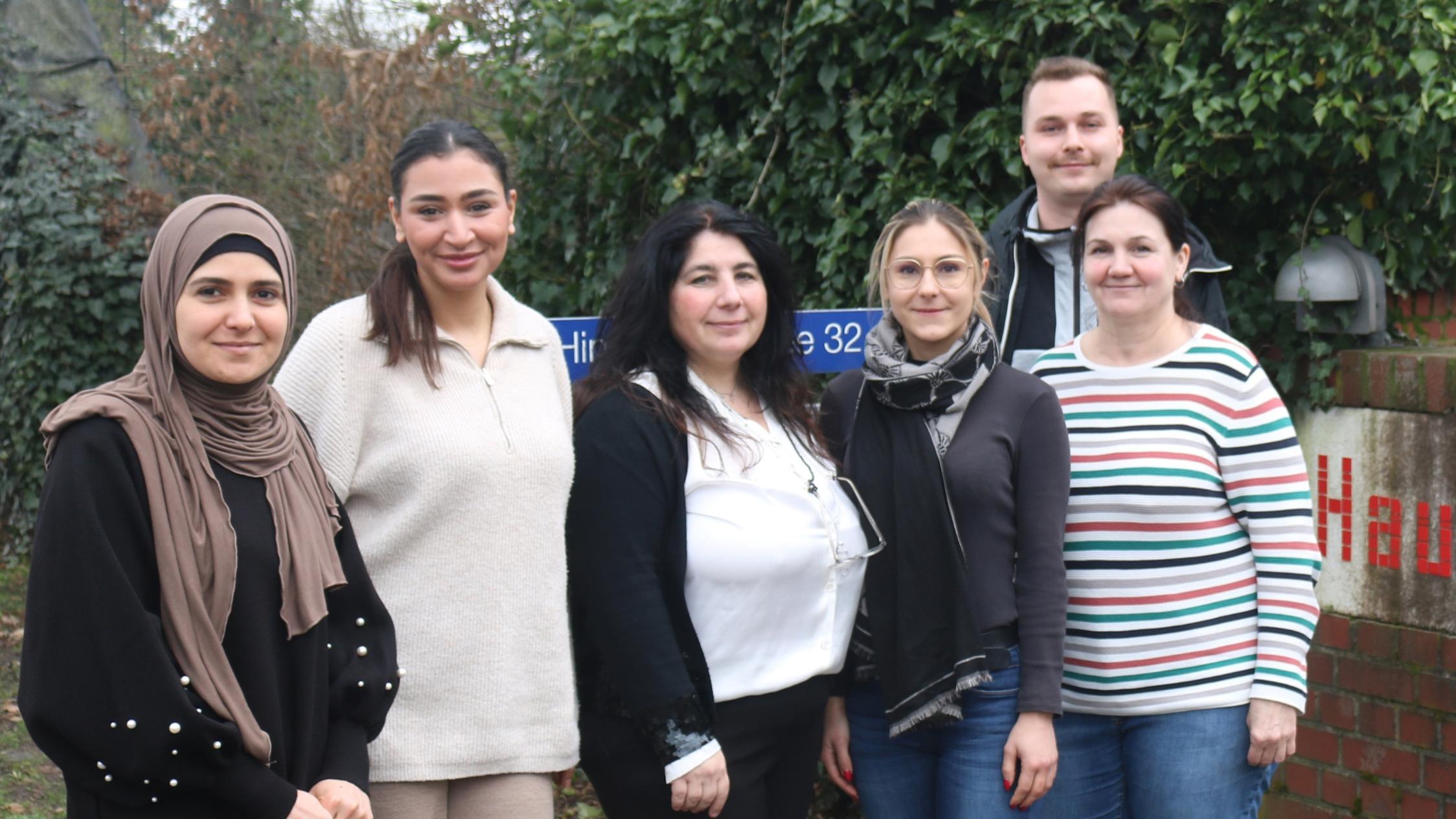 Nisrine Tajioue (2.v.l). im Kreis ihres Integrationslotsenteams.