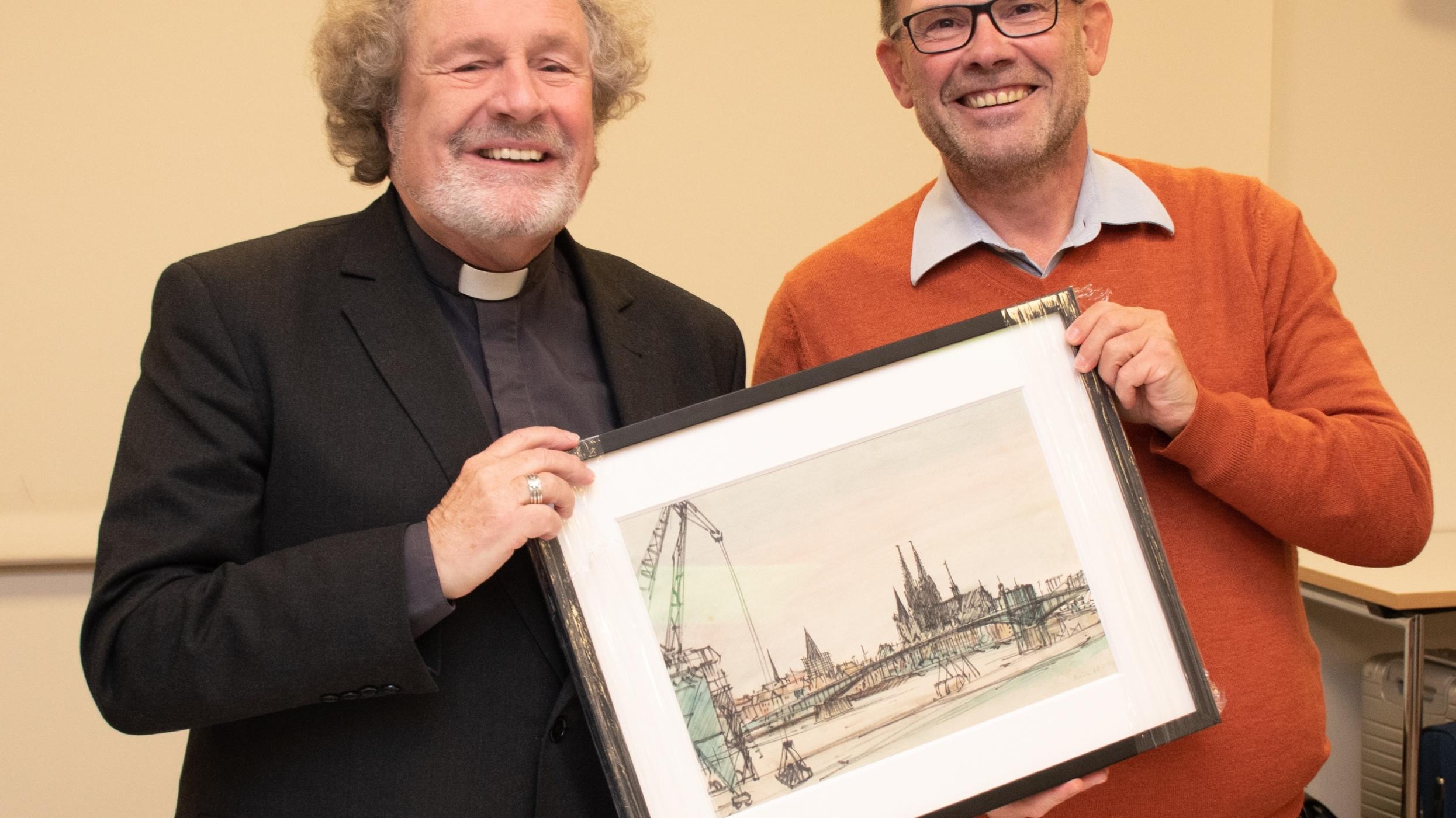 Vorstand Hans-Peter Merzbach überreichte Weihbischof Rolf Steinhäuser als Dank für das Gespräch eine westfälische Darstellung des Kölner Domes.