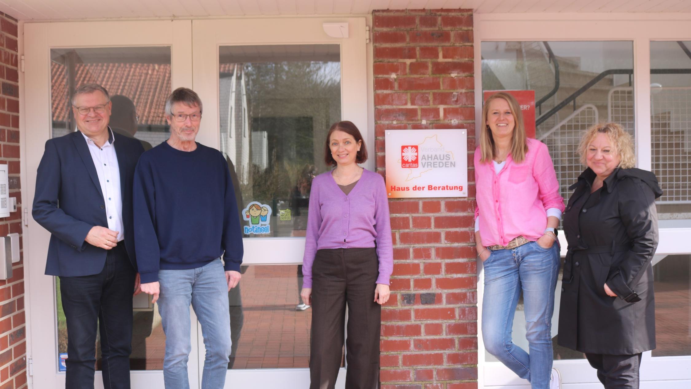 Das Haus der Beratung ist jetzt Notinsel. Silke Herbrand (r.) von der Stadt Ahaus übergab den Aufkleber an die Caritas-Mitarbeitenden.
