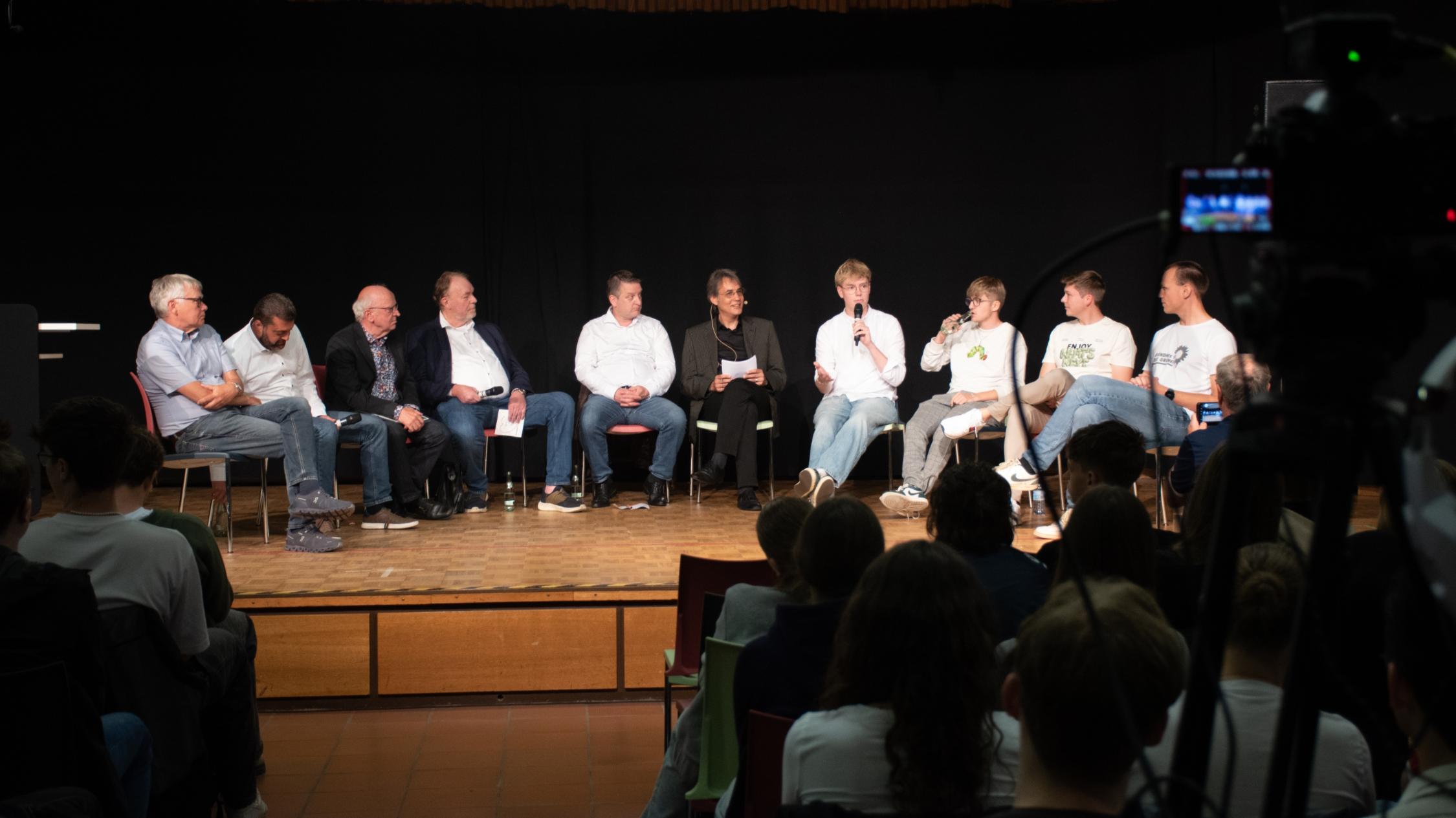 Moderiert von Dr. Nikolaus Schneider stellten sich neun Ahauser Lokalpolitiker auf dem Podium den Fragen der Schülerinnen und Schüler.