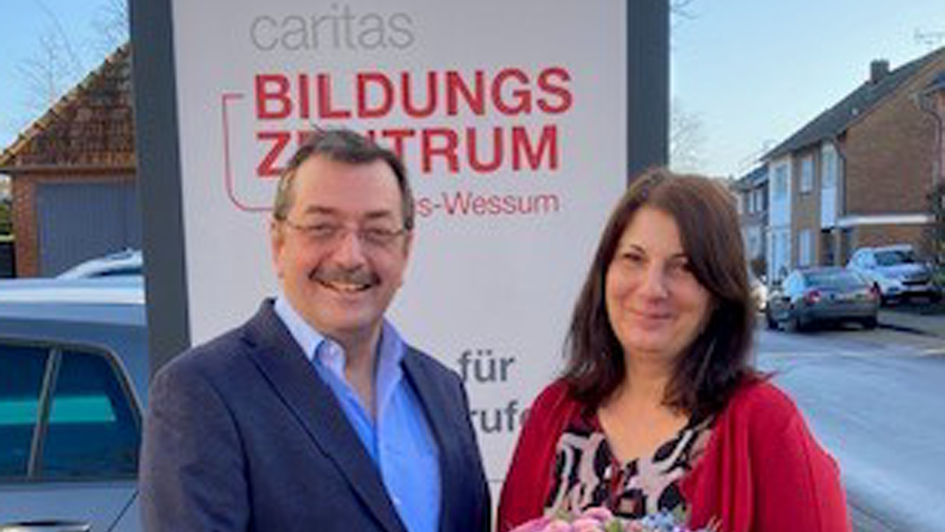 Schulleiter Reinhard Sicking gratulierte Brigitte Ravert zum Dienstjubiläum.