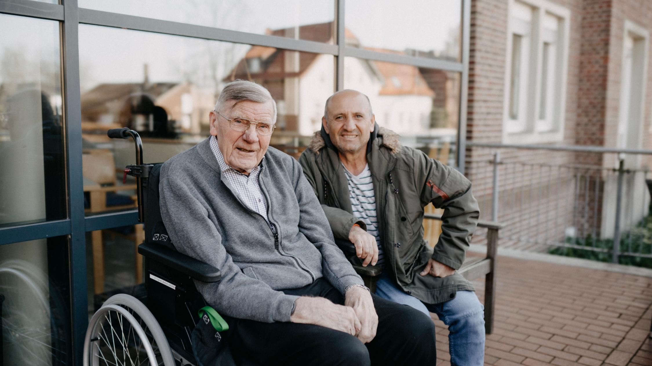 Kurt Rüße und Mohamed Sharif Muhye vor dem Caritas-Seniorenheim St. Ludgerus in Heek: Aus der Idee des Sprachunterrichts in Gesprächen ist eine besondere Freundschaft gewachsen zwischen zwei Männern, zwei Generationen und zwei Kulturen.