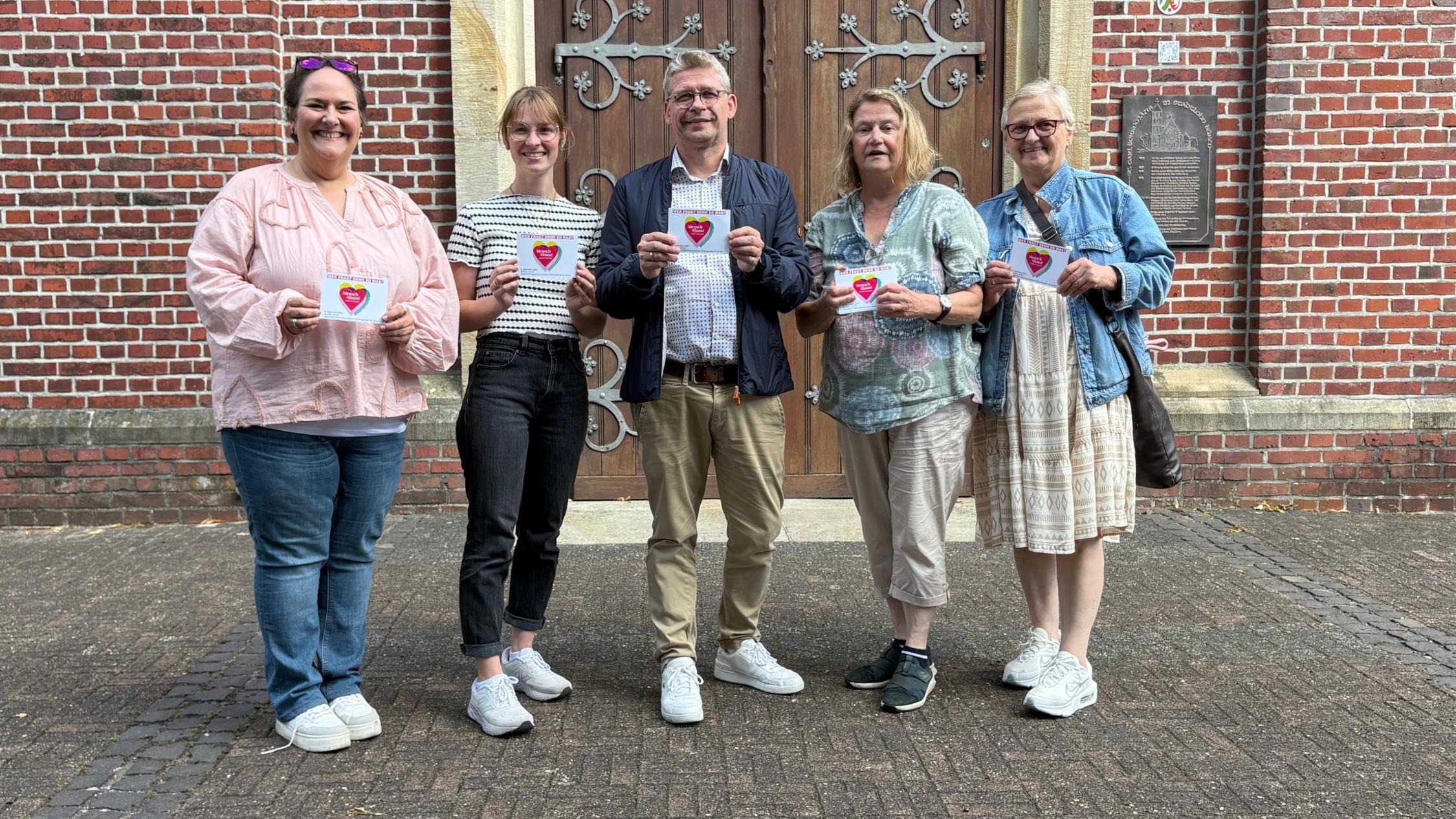 Sie gehören zum Organisationsteam der Wahlveranstaltung im Alexander-Hegius-Gymnasium (v.l.): Silke Uelsmann (Gemeindecaritas), Denise Terhaar (youngcaritas), Caritas-Vorstand Peter Schwack, Christel Mers (Gemeindecaritas) und Bozena Reimann (Gemeindecaritas).