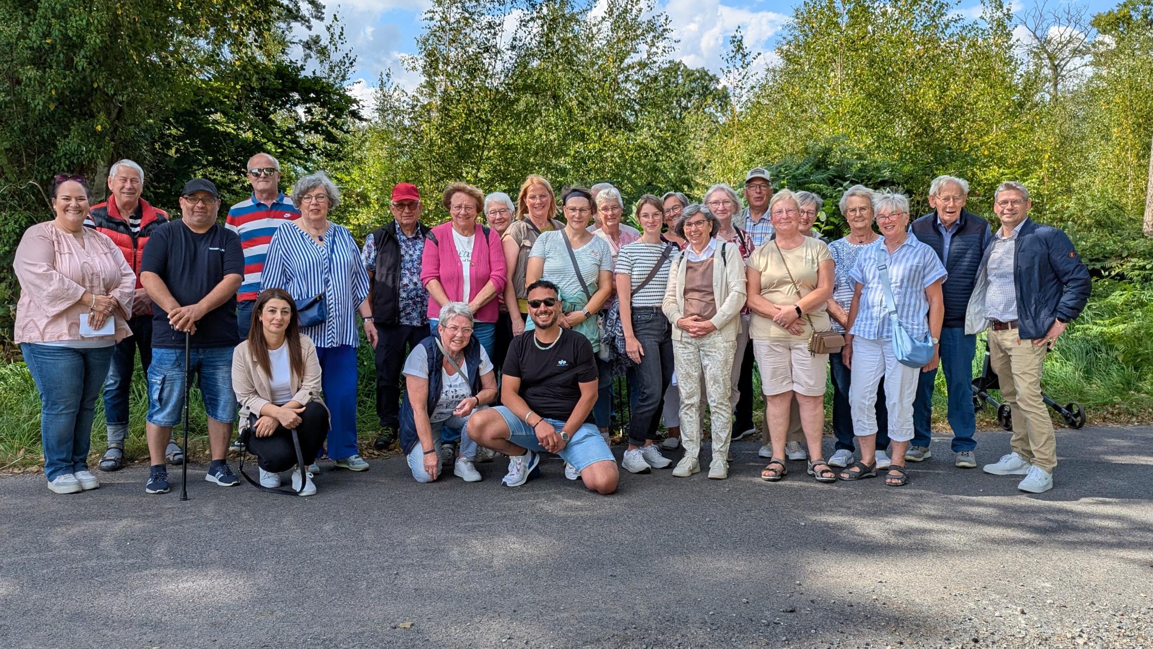 Knapp 30 Ehrenamtliche haben sich in diesem Jahr in Stadtlohn-Büren getroffen und dort eine Wanderung unternommen.
