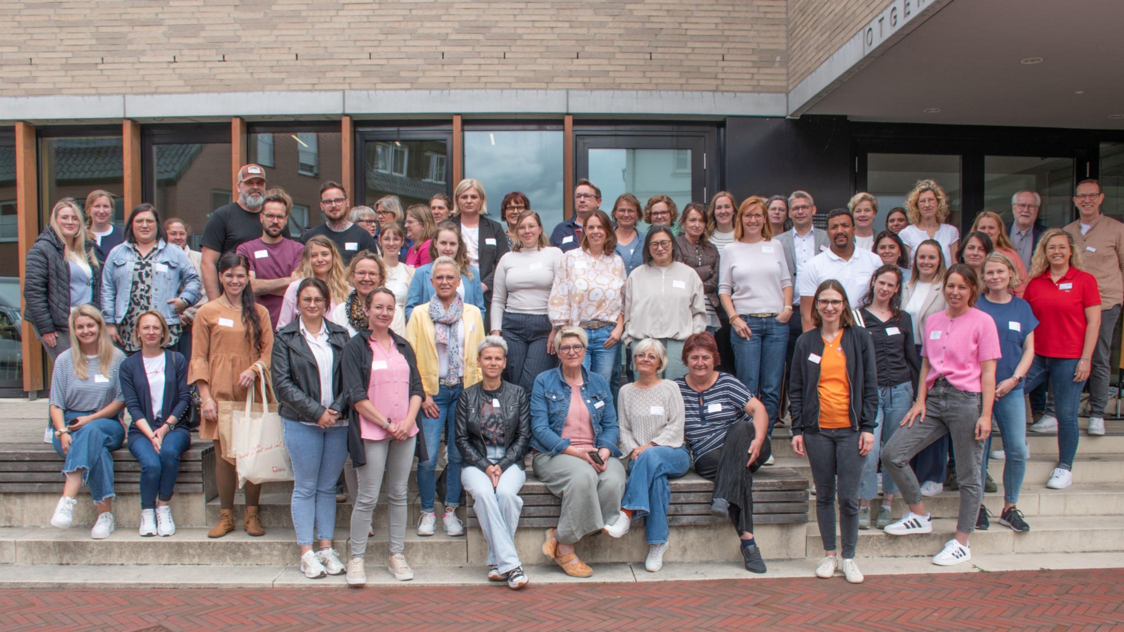 Willkommenstag: Das Bild zeigt neue Mitarbeitende sowie Fach- und Führungskräfte des Caritasverbandes Ahaus-Vreden.