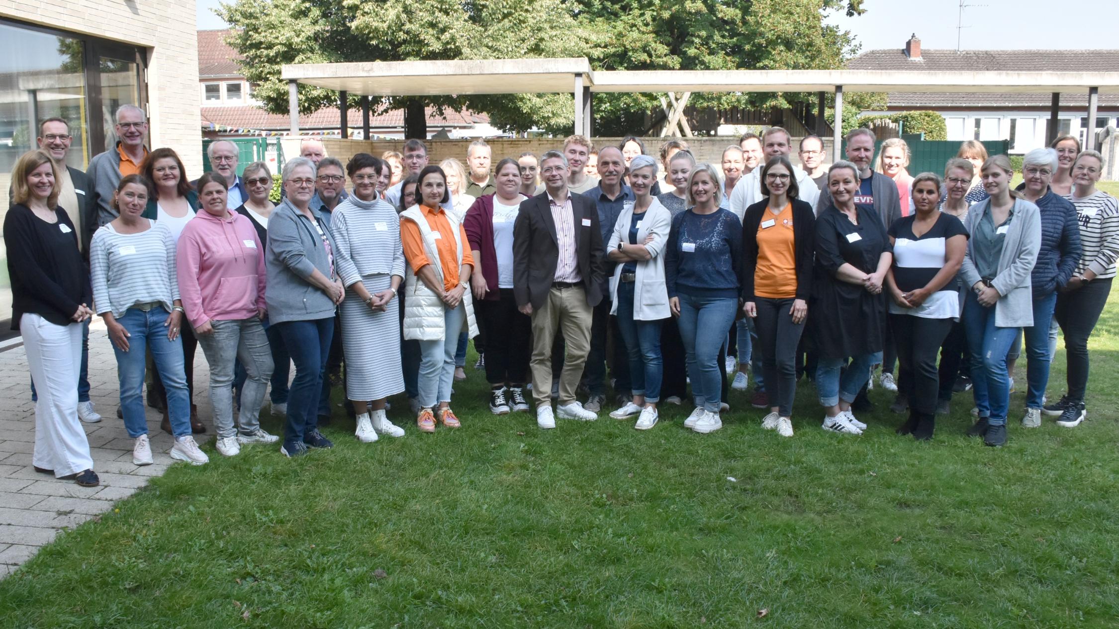 Willkommenstag: Das Bild zeigt neue Mitarbeitende und Führungskräfte des Caritasverbandes Ahaus-Vreden.