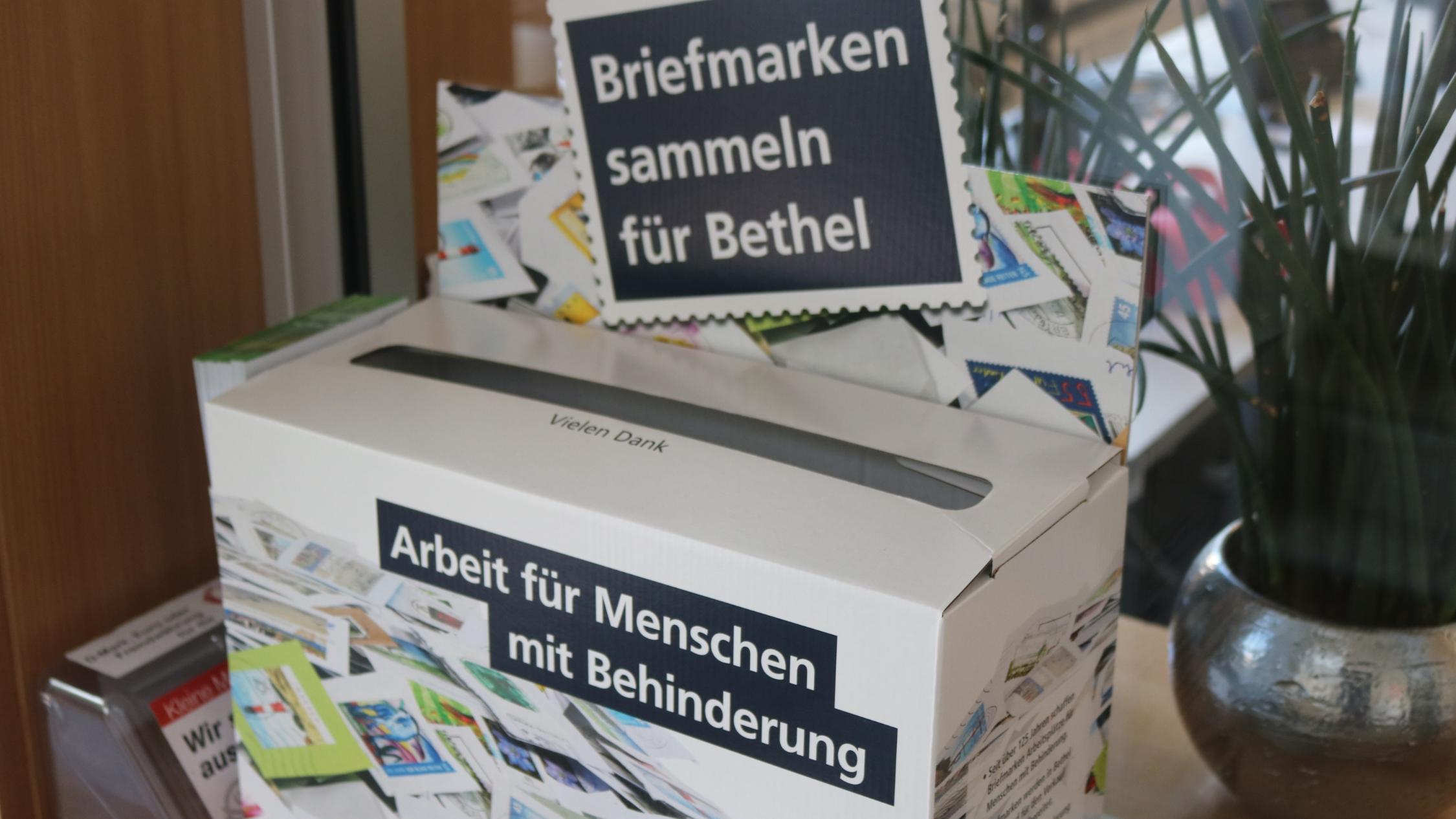 Im Haus der Beratung gibt es jetzt eine Sammelstelle für Briefmarken.