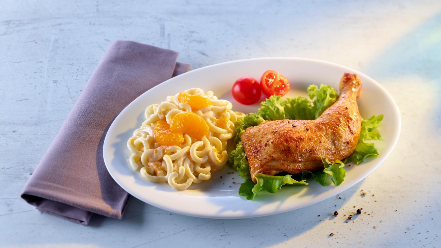 Gebratene Hähnchenkeule mit Nudelsalat - nur eines von vielen Gerichten, die auf der Speisekarte beim Essen auf Rädern in Legden stehen.