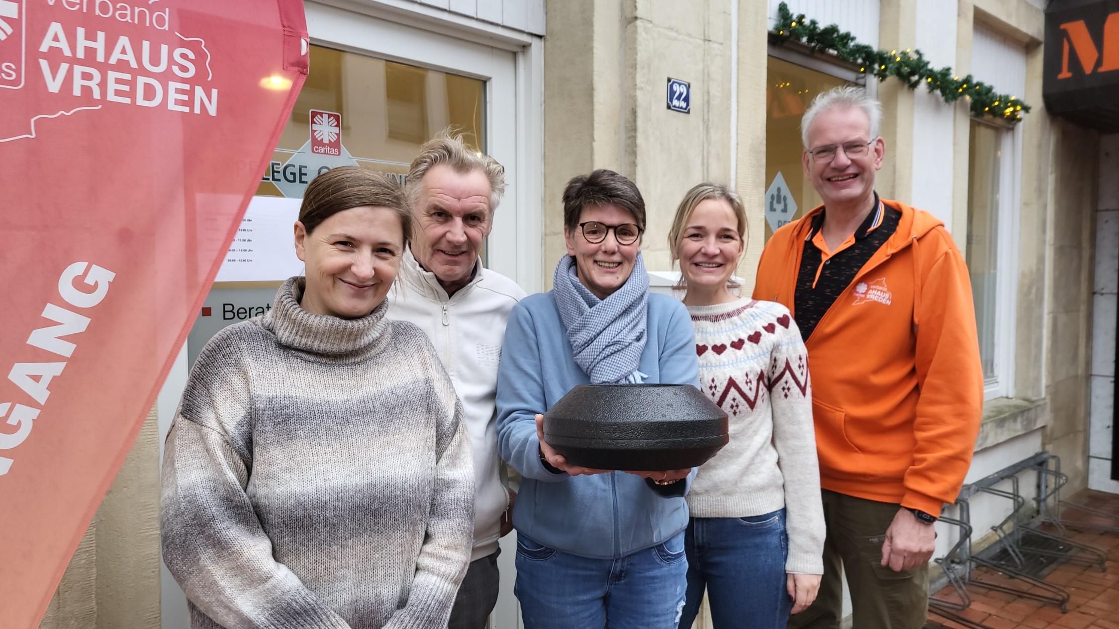 Monika Gehring und Dietmar Terlinde vom Altenwohnhaus St. Josef, Fahrerin Christel Bronstering sowie Claudia Fleige, Leiterin der Caritas Ambulante Pflege Legden und Uwe Bröcker vom Caritasverband Ahaus-Vreden.