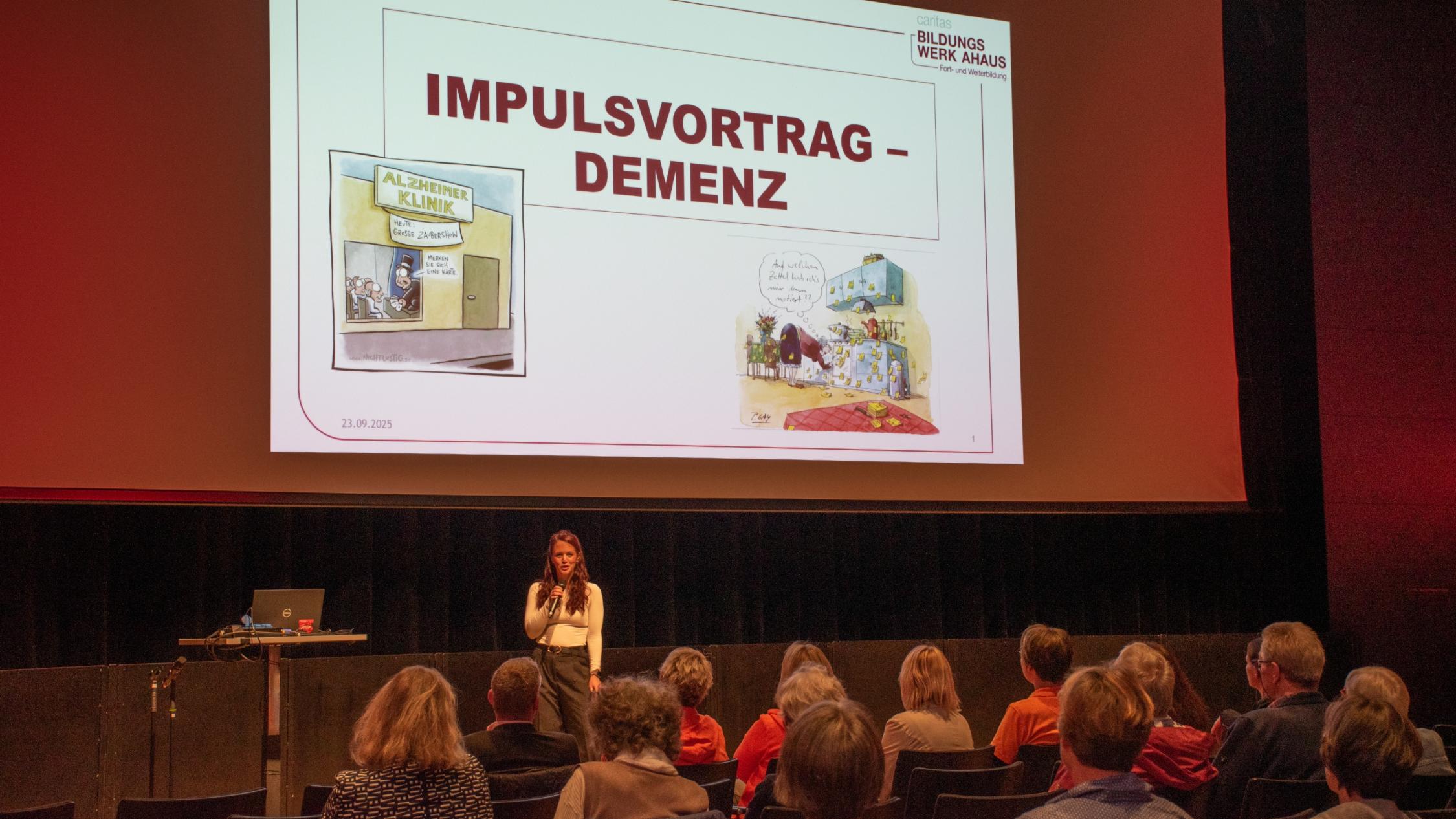 Simone Maas vom Caritas Bildungswerk hielt den Impulsvortrag beim Fachtag Demenz.