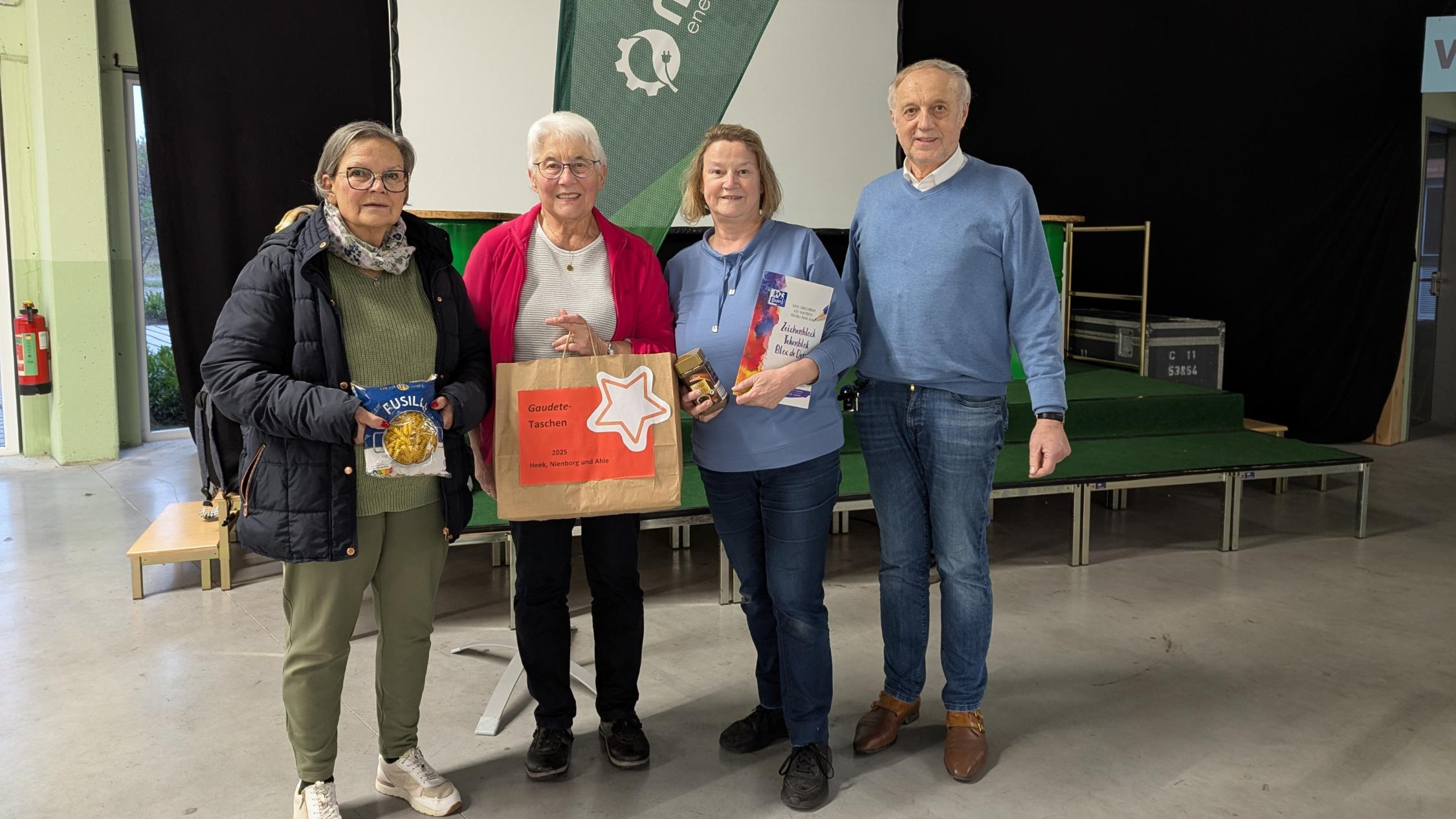 Marion Volke, Irmgard Laarveld, Christel Mers und Ludger Gausling unterstützen die Gaudete-Taschen–Aktion.