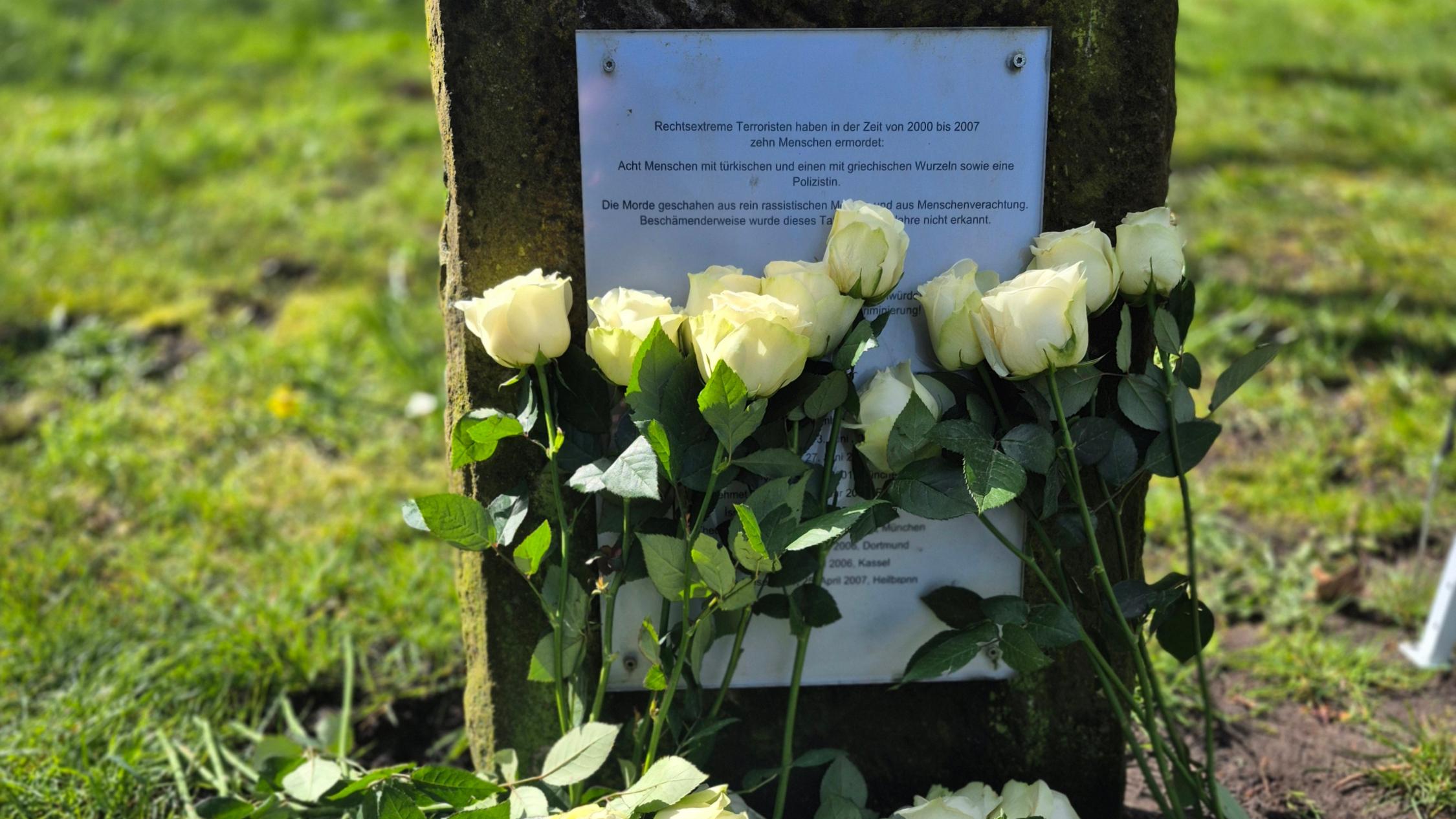 An der Gedenktafel im Gronauer Stadtpark wurden Rosen niedergelegt.