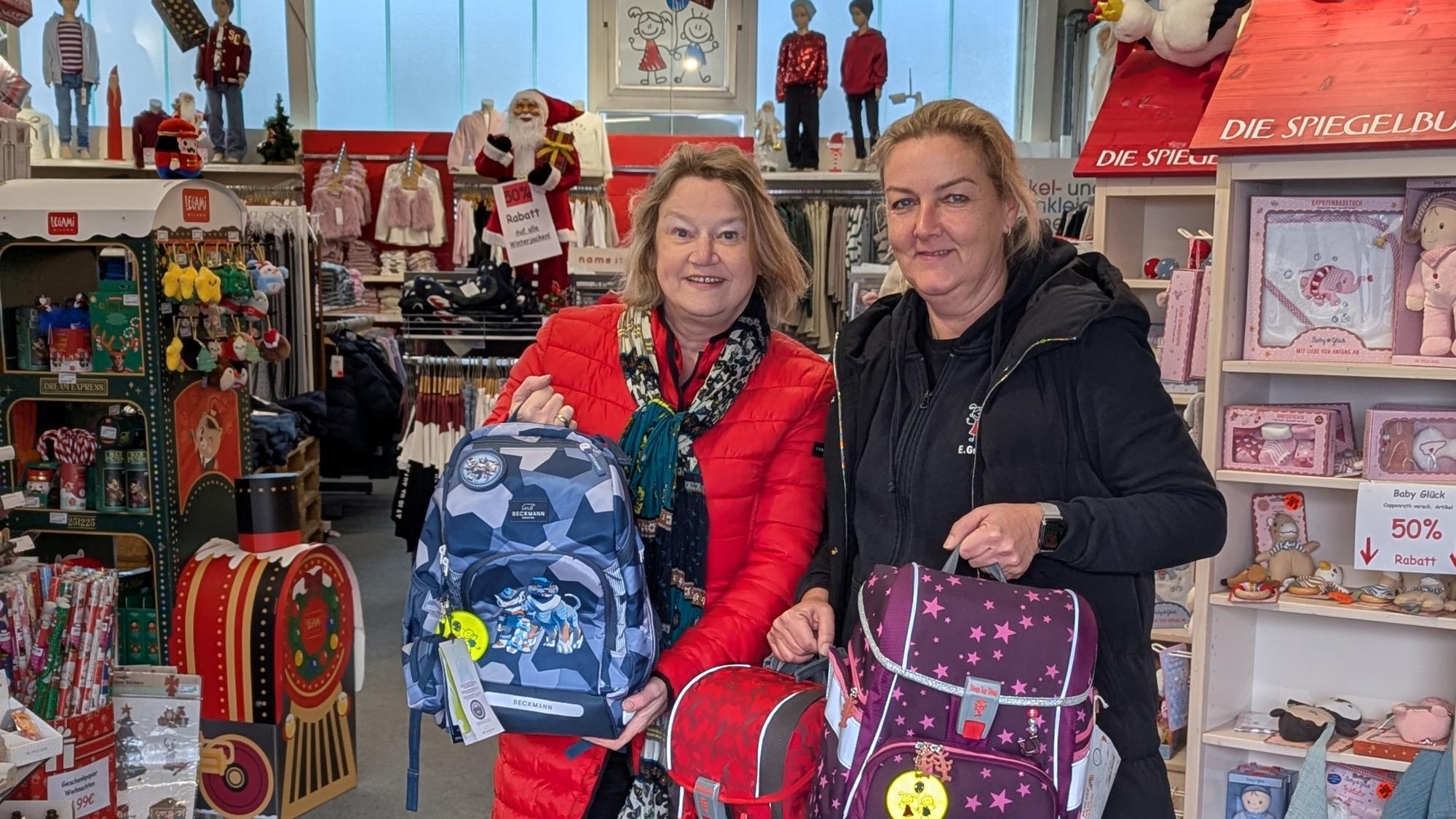 Christel Mers (l.) von der Gemeindecaritas und Kinderland A-Geschäftsführerin Eva Grunewald.