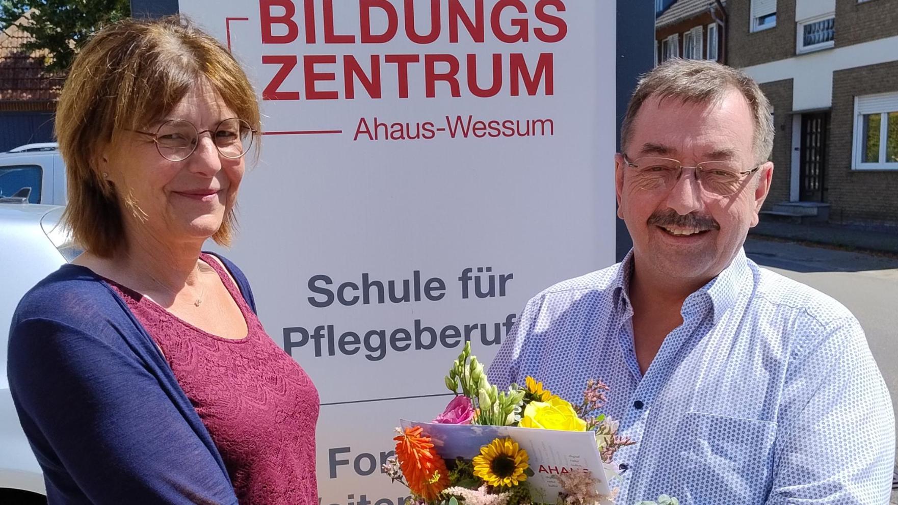 Isabella Büsken erwarb vor Kurzem den Master (MA) in Gesundheitspädagogik für Pflege und Gesundheit. Reinhard Sicking, der Leiter der Pflegeschule in Ahaus-Wessum, gratulierte.