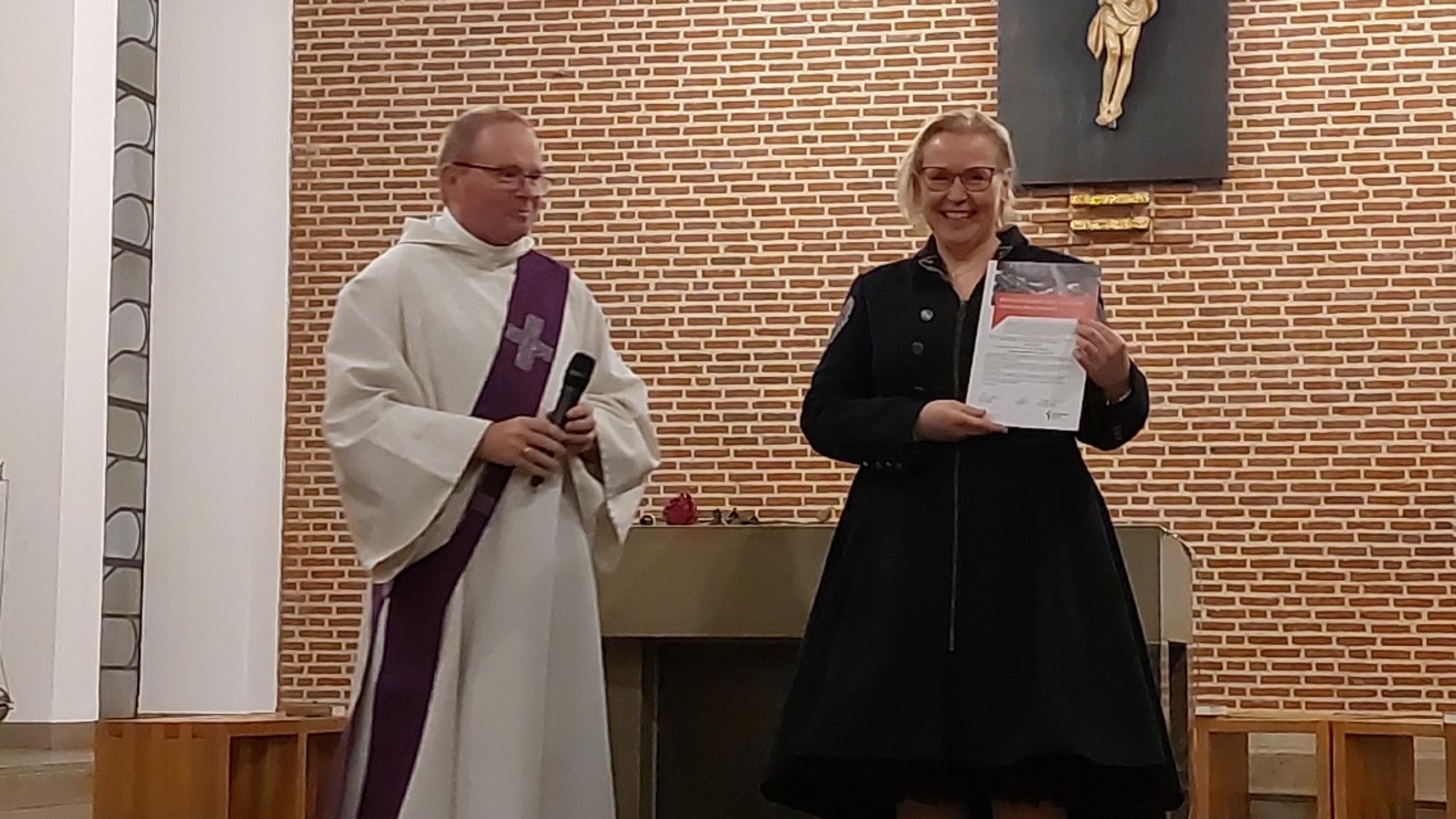 Das Foto zeigt Kerstin Wischnat zusammen mit Michael Koopmann (Diakon und Mentor im Rahmen der Qualifizierung zur Seelsorglichen Begleitung).