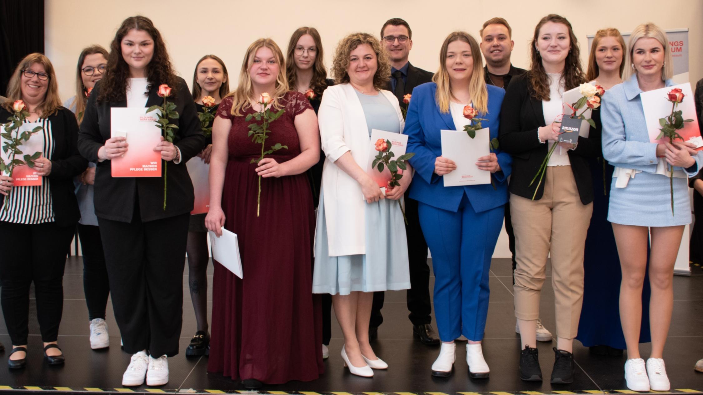 Die frisch examinierten Pflegefachkräfte des Kurses 78 wurden im Dorfgemeinschaftshaus in Wessum feierlich verabschiedet. Datum: