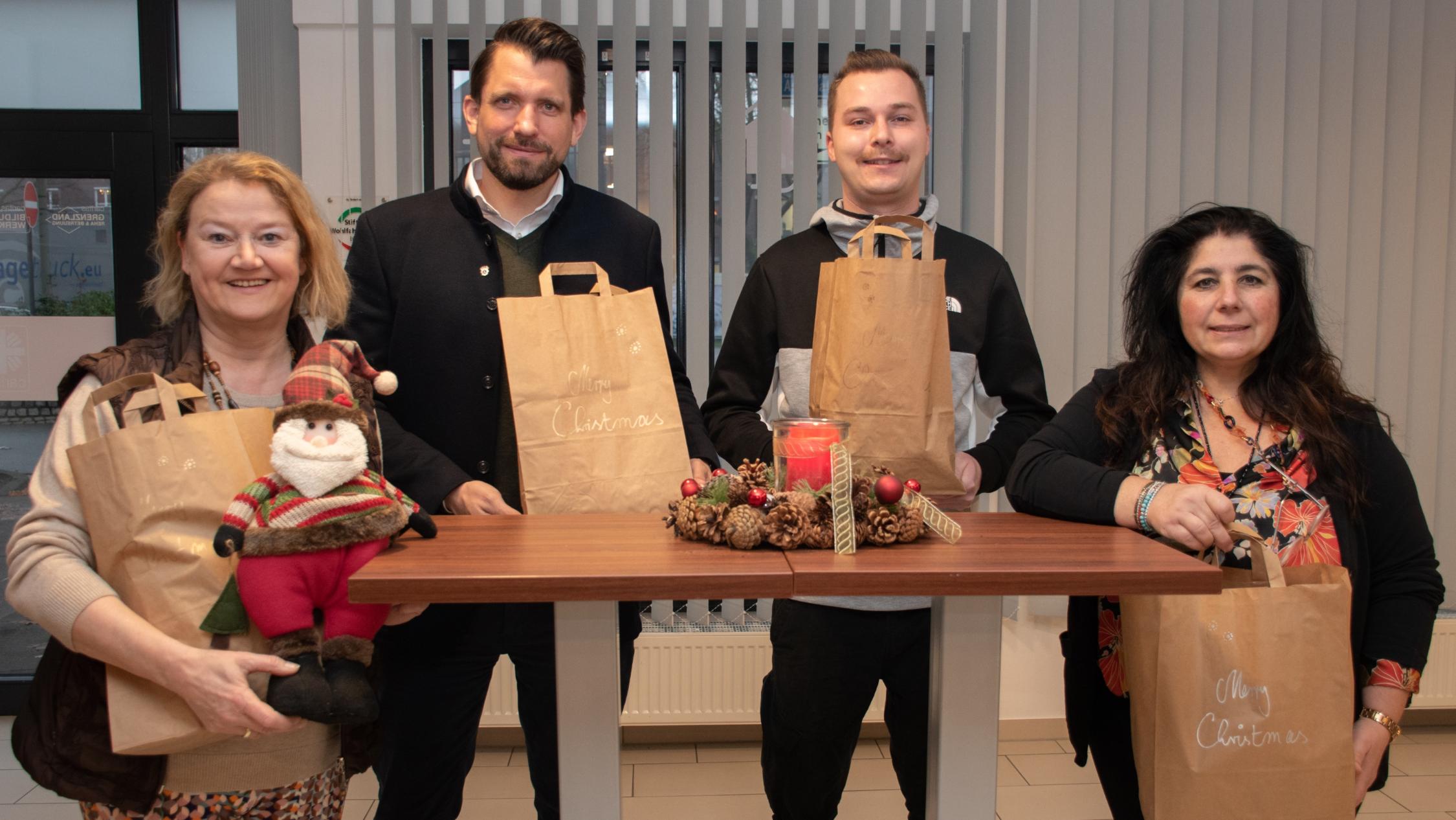 Christel Mers (l., Gemeindecaritas), Hendrik Bils (Lions Club Nordwest-Münsterland) sowie Max Wevers und Carmen Esposito-Stumberger (beide vom Integrationslotsen-Projekt).
