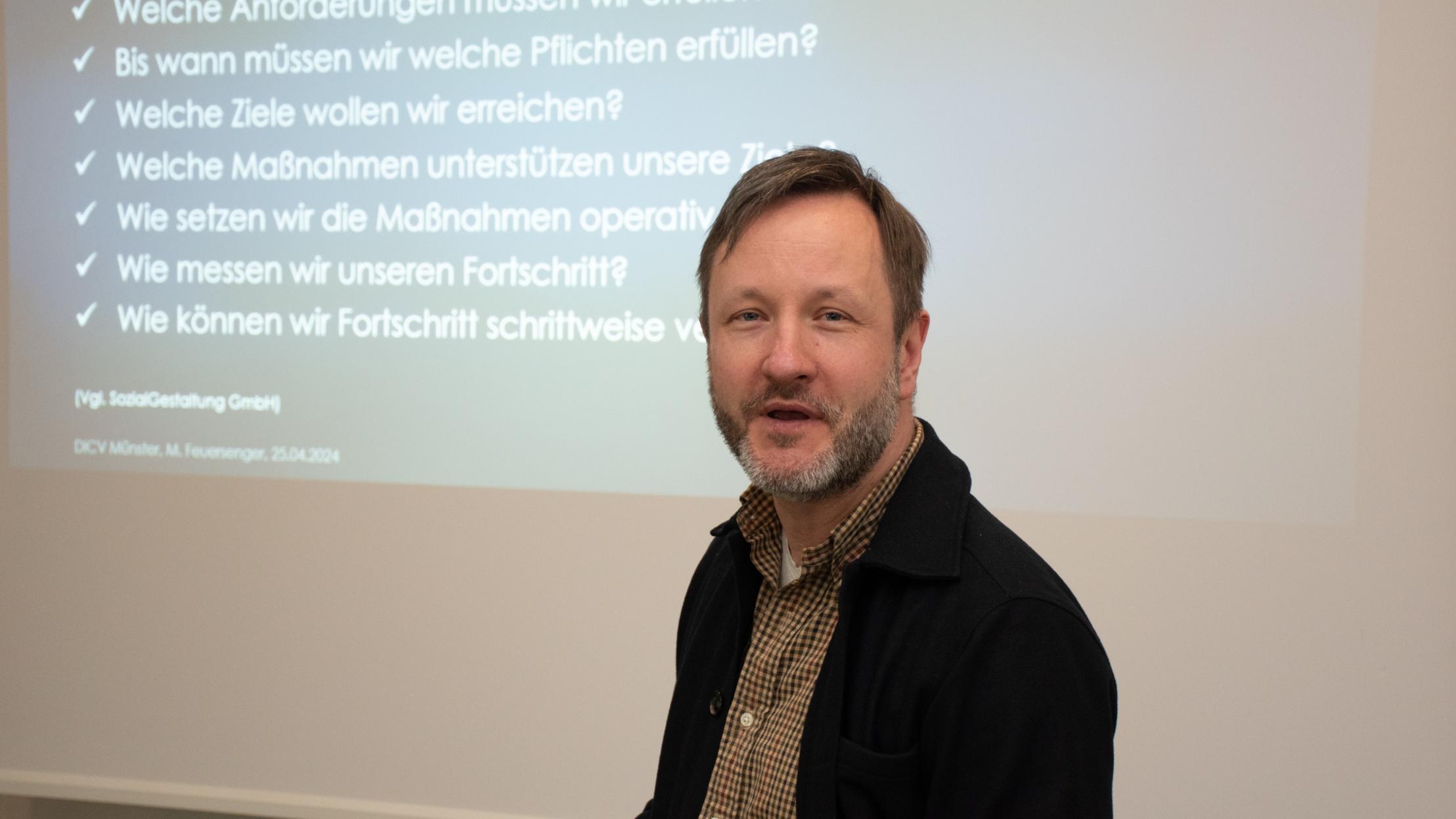 Michael Feuersenger vom Diözesancaritasverband Münster referierte zum Thema Nachhaltigkeit.