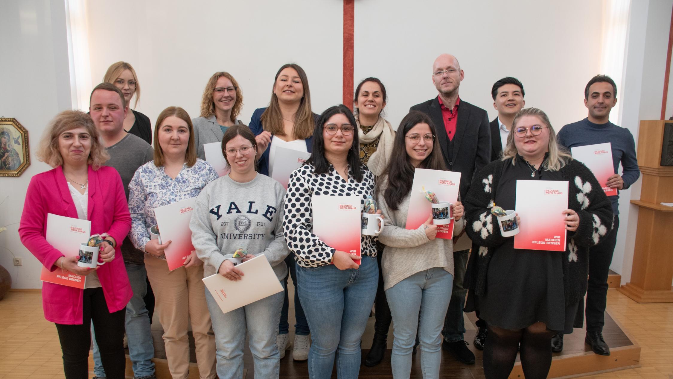 Die Absolventen des ersten Kurses „Pflegefachassistenz“ am Caritas Bildungszentrum Steinfurt.