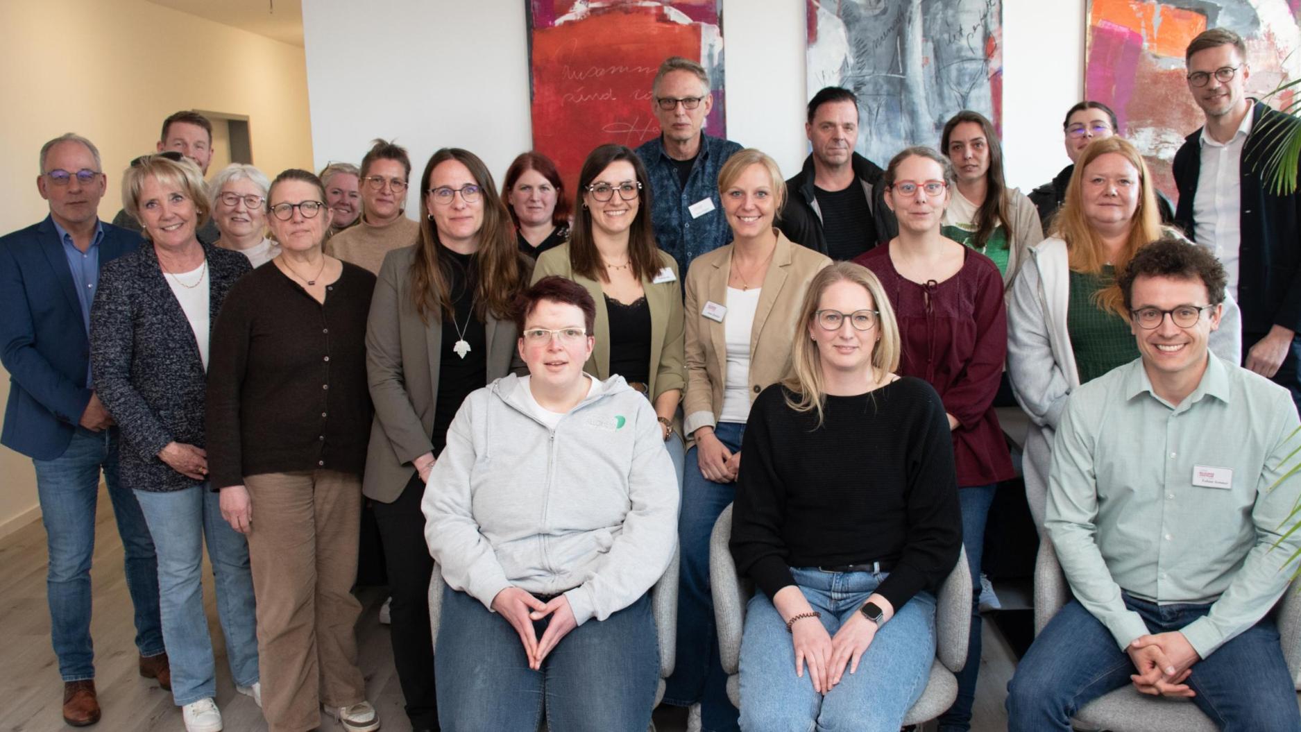 Auf Einladung des CBZ Rheine und der EWG Rheine kamen jetzt über 20 Vertreterinnen und Vertreter der stationären und ambulanten Pflegeausbildung zusammen.