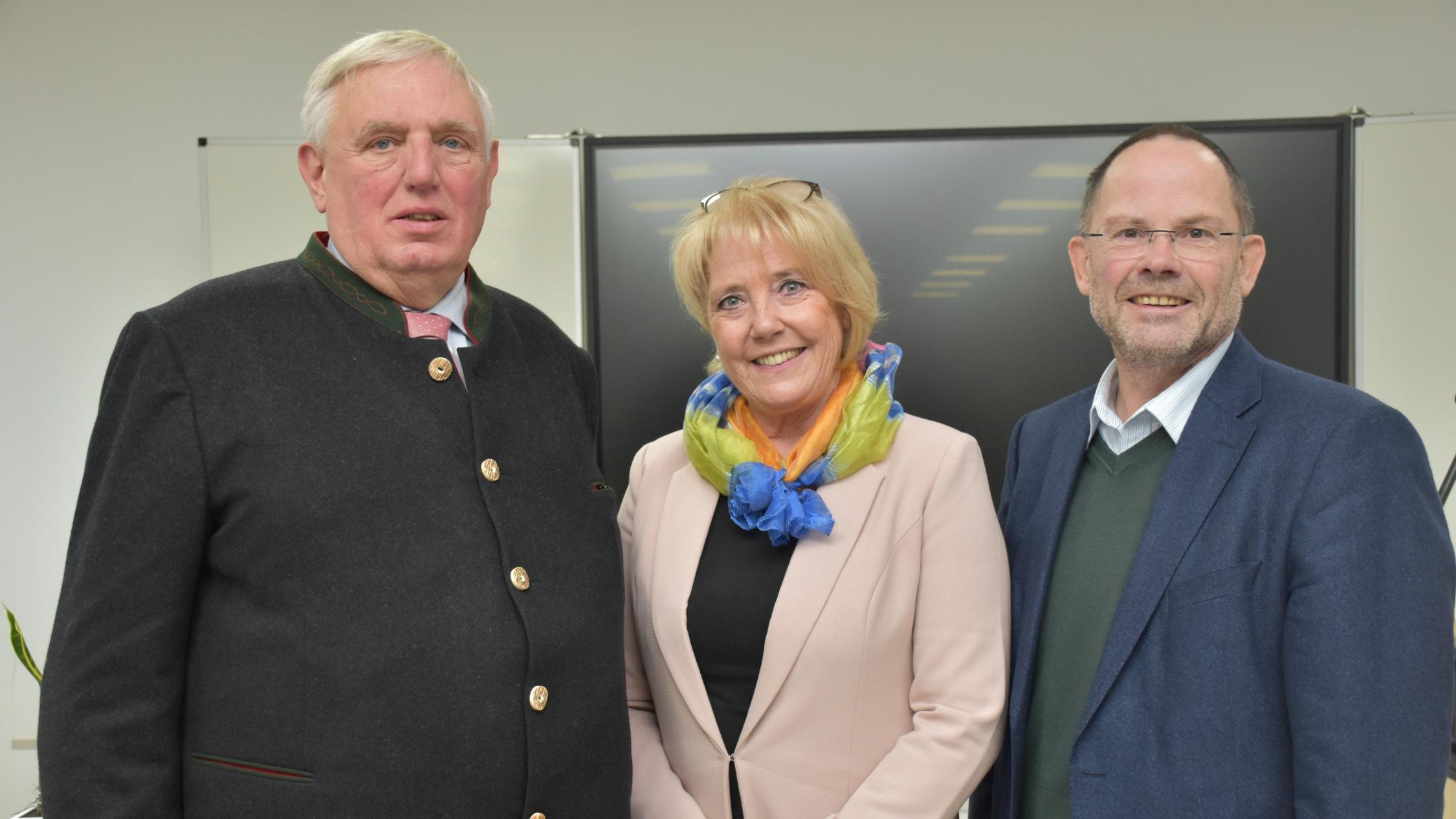 RW-Gesundheitsminister Karl-Josef Laumann, Schulleiterin Petra Berger und Caritas-Vorstand Hans-Peter Merzbach (v.l.).