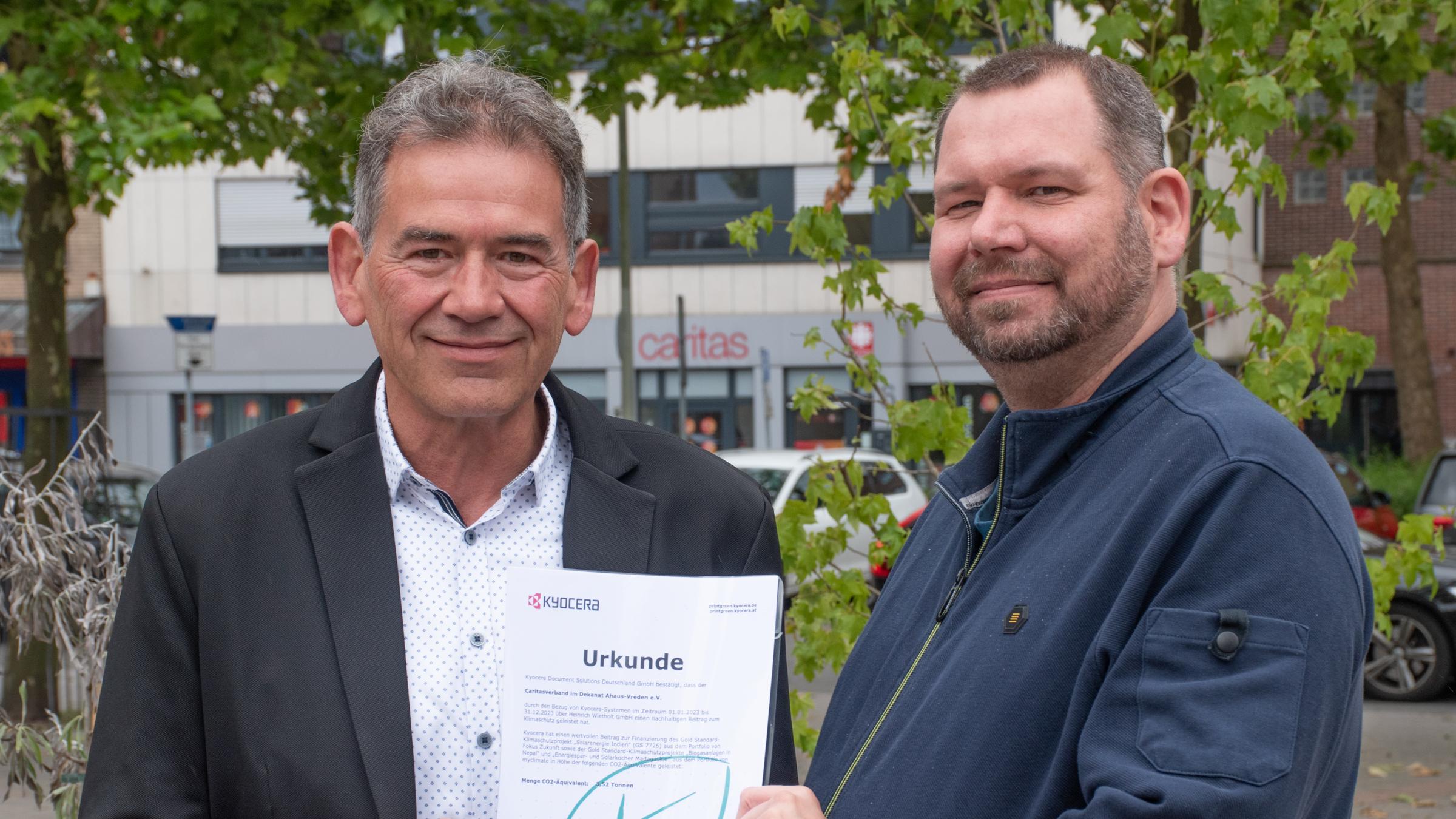 Jörg Mehlgarten (l) von Kyocera Deutschland bei der Übergabe der Urkunde an IT-Mitarbeiter Dirk Heming.