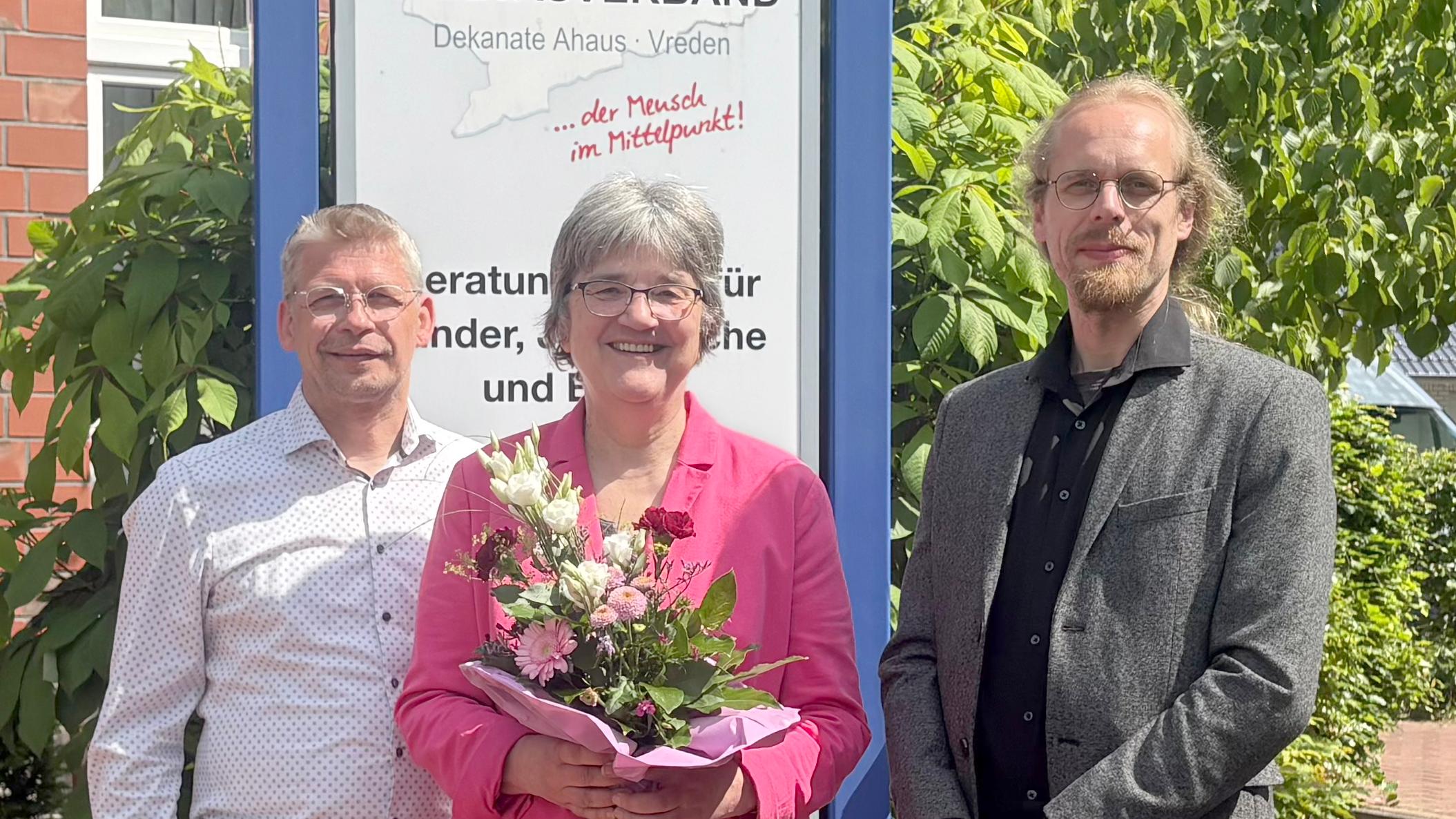 Caritas-Vorstand Peter Schwack, Uta Diekmann und Standortsprecher Christoph Muckelmann (v.r.).