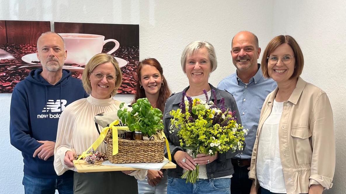 Inge Hörnschemeyer (3.v.r.) wurde von Kolleginnen und Kollegen in den Ruhestand verabschiedet.