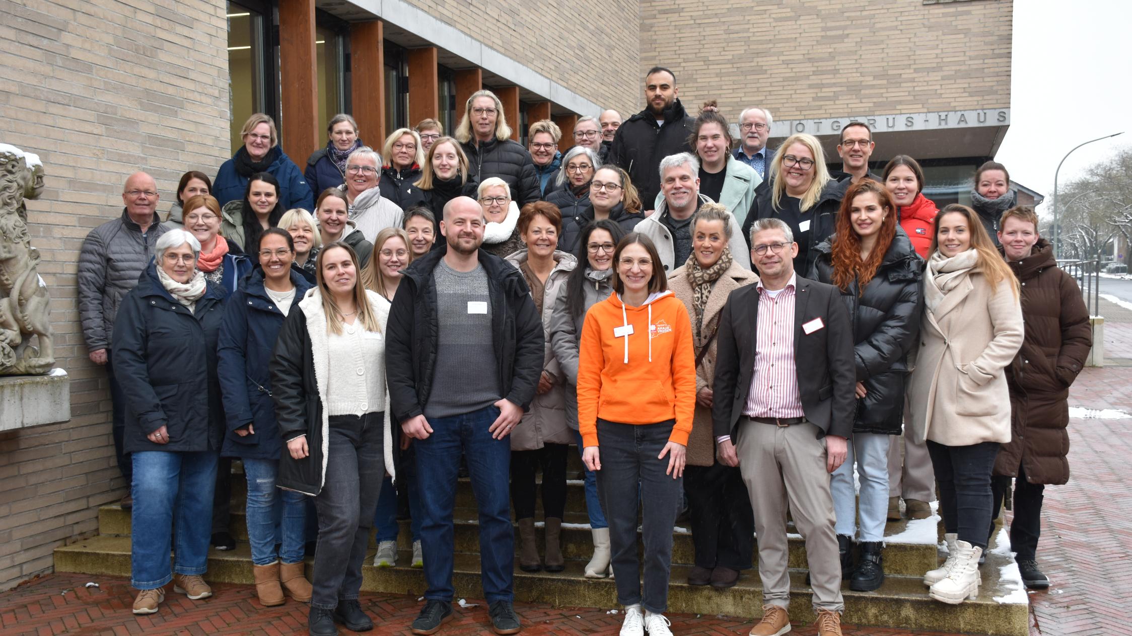 Willkommenstag: Das Bild zeigt neue Mitarbeitende und Führungskräfte des Caritasverbandes Ahaus-Vreden.