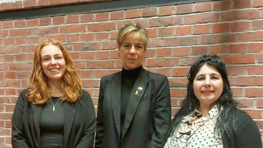 Hannah Wessendorf, NRW-Ministerin Mona Neubaur und Carmen Esposito-Stumberger (v.l.).