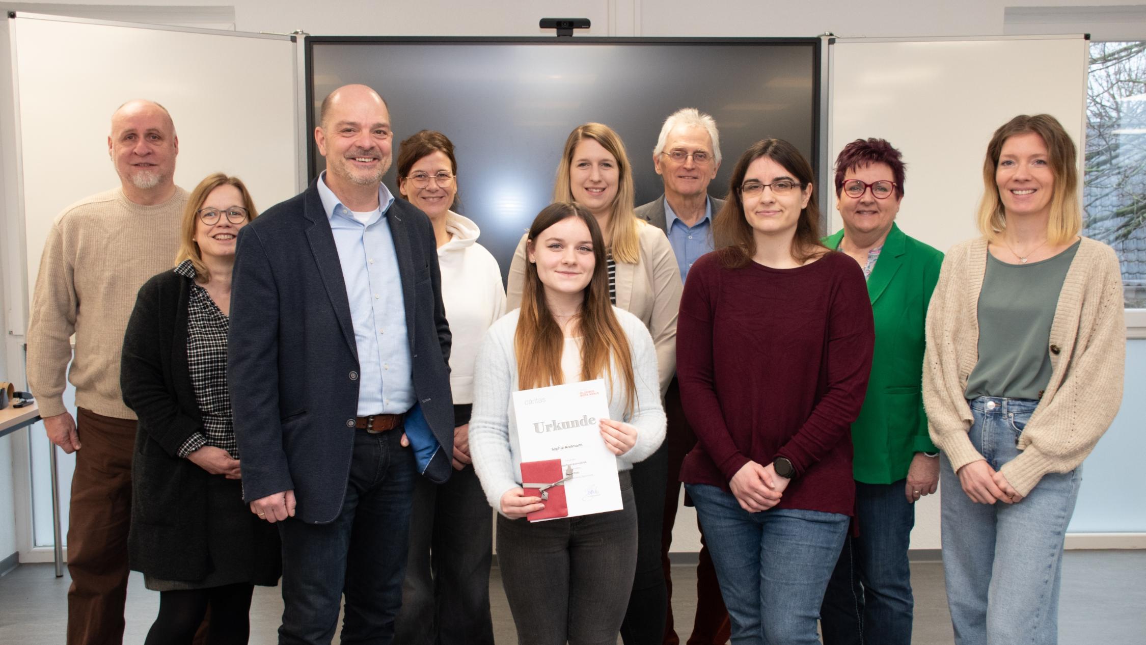 Preisträgerin Sophie Arelmann und die Mitglieder der E-Learning-AG des Caritas Bildungswerkes.