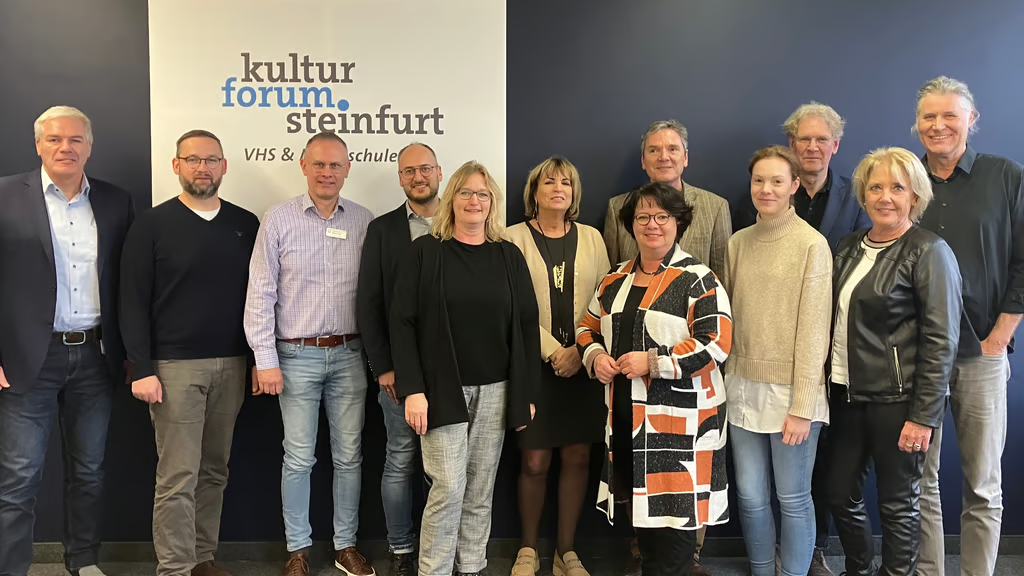 Sie machen sich für eine Pflegeausbildung am Standort Steinfurt-Borghorst stark (v.l.): Leonhard Decker (Pflegeprokurist, UKM Marienhospital Steinfurt), Michael Stieber (Verwaltungsleiter, Kulturforum Steinfurt), Oliver Hordt (Einrichtungsleiter, Seniorenzentrum Edith-Stein-Haus in Altenberge), Björn Kölking (Personalleiter, Domus Caritas), Beate Hattrup (Zweigstellenleiterin, Caritas Bildungszentrum Rheine), Dr. Barbara Herrmann (Direktorin, KulturForumSteinfurt), Claudia Bögel-Hoyer (Bürgermeisterin, Stadt Steinfurt), Burkhard Baumann (Geschäftsführer, Domus Caritas gGmbH), Jennifer Hues (Pflegedienstleiterin, UKM Marienhospital Steinfurt), Hans Schröder (Technischer Beigeordneter, Stadt Steinfurt), Petra Berger (Schulleiterin, Caritas Bildungszentrum Rheine), Clemens Schulze Beiering (Einrichtungsleiter Seniorenzentrum Heinrich-Roleff-Haus in Borghorst).