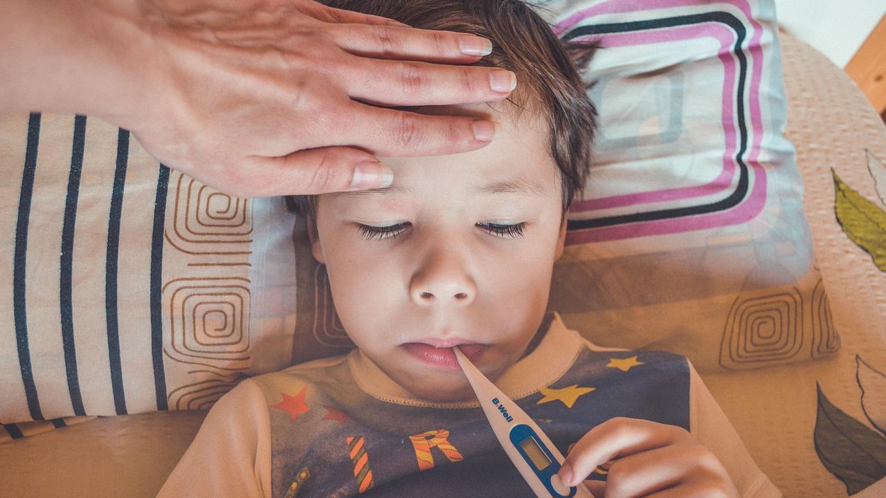 Pro Kind und Elternteil stehen Familien in den Jahren 2024 und 2025 nun 15 bezahlte Kinderkrankentage zu. Für Alleinerziehende entsprechend 30 Tage. Vor der Coronapandemie waren es 10 Tage.